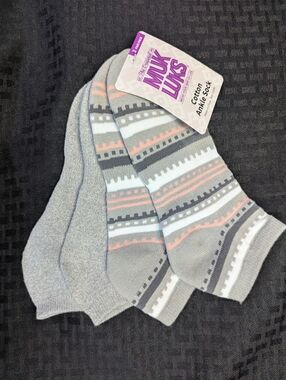 Gray and Baby Pink Muk Luks Ankle Sock 2-Pack.